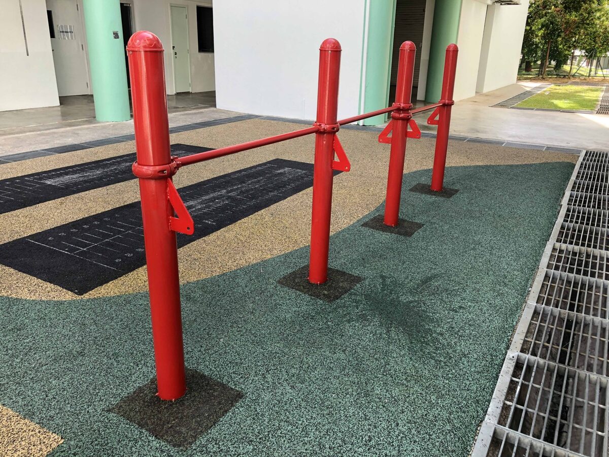 Triangle guide plates welded to school incline pull-up bars
